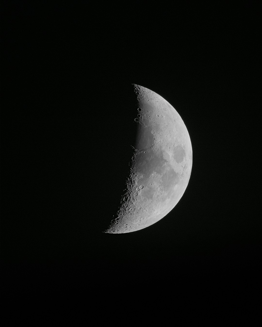 Picture of the waxing crescent moon
